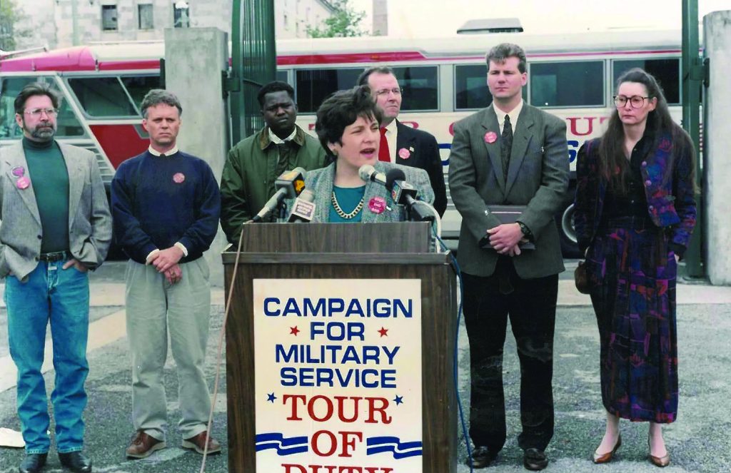 Tanya Domi hablando en la Campaña para el Servicio Militar