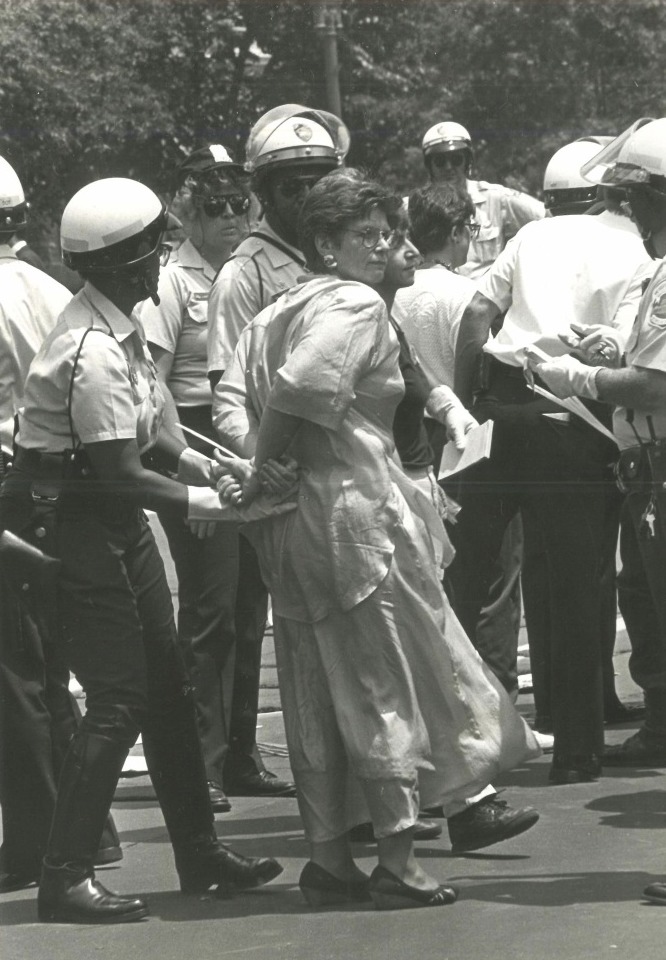 Task Force La directora ejecutiva Ginny Apuzzo es arrestada frente a la Casa Blanca por manifestarse.