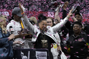 La entrenadora en jefe de Carolina del Sur, Dawn Staley, celebra después del partido de campeonato de baloncesto universitario de la Final Four contra Iowa en el torneo femenino de la NCAA, el domingo 7 de abril de 2024, en Cleveland. Carolina del Sur ganó 87-75.